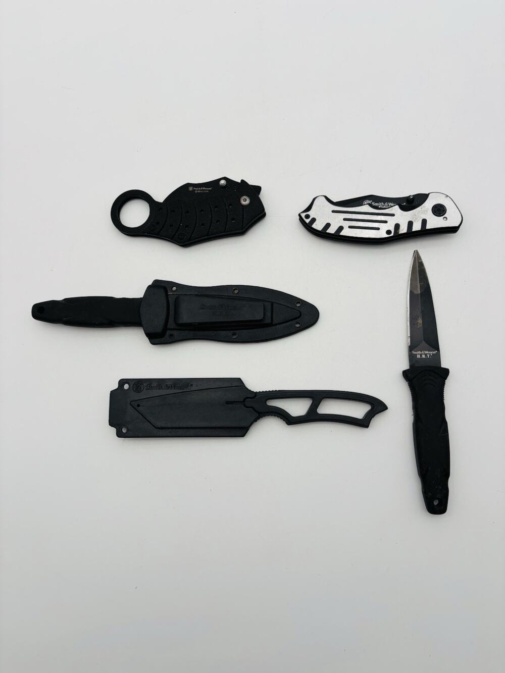 LOT OF 5 SMITH & WESSON Knives Folding And Straight Knives.
